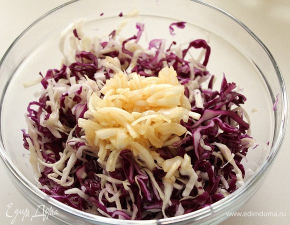 Капусту соединить с заправкой.