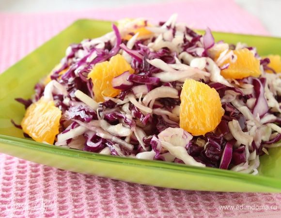 Апельсин почистить от кожуры и пленок и разделить на филе. Сок, выделившийся при этом, сохранить.Выложить капусту в салатник,Сверху выложить кусочки апельсина.Полить апельсиновым соком.