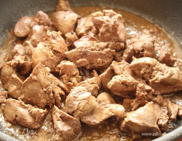 Печень куриную помыть, удалите пленки, обсушить и обжарить на оливковом масле до готовности. 