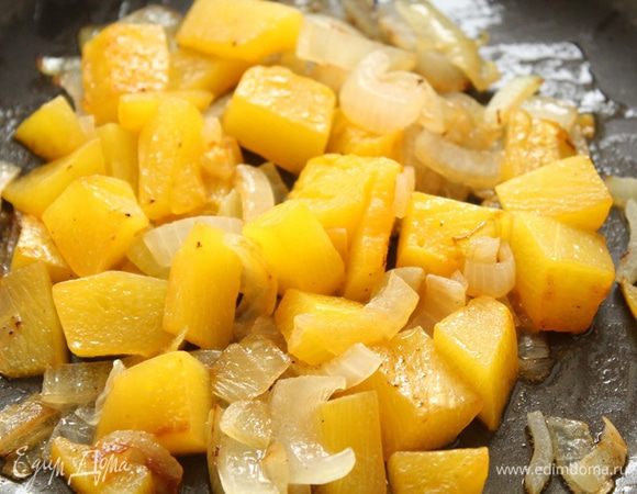 тыкву и лук порежьте кубиками и обжарьте на сливочном масле( одна столовая ложка) под крышкой почти до готовности. Если тыква суховата, добавьте пару ложек  воды. После этого влейте апельсиновый сок и еще потушить 3-4 минуты. 