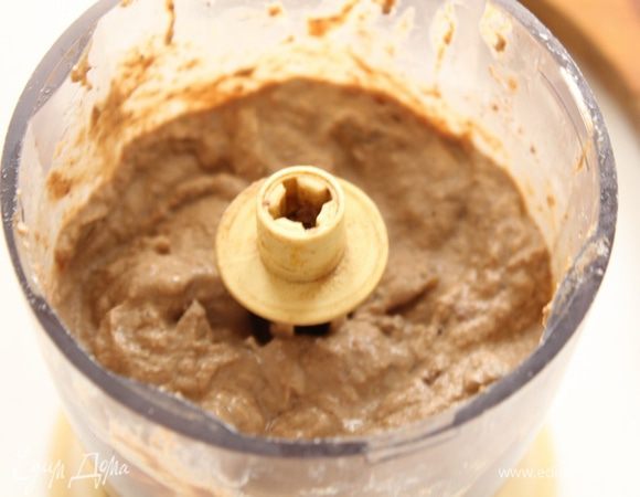 печень, тыкву и лук измельчить  блендером . добавьте соль, перец, мускатный орех. перемешайте