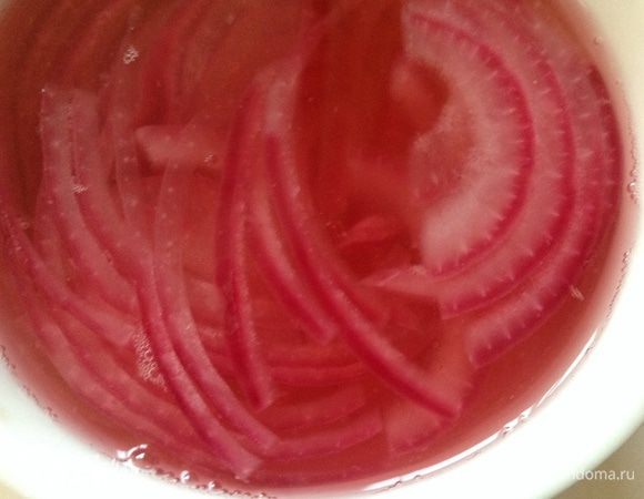 Лук почистить, нарезать тонкими полукольцами и замариновать (1 ст.л. винного уксуса, неполная ч.ложка сахара и кипяток). Оставить минут на 30.
