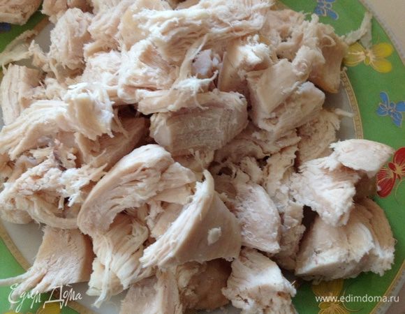 Куриное филе(предварительно отваренное в подсоленной воде) нарезать кубиками.

