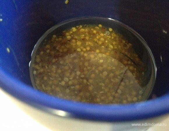 Для заправки смешаем оливковое масло, уксус, мед, горчицу.
