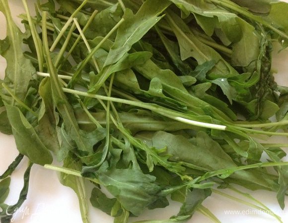 В порционные тарелки, уложить руколу...
