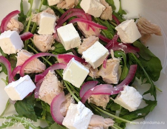 ...маринованный лук (слить от маринада), фету...
