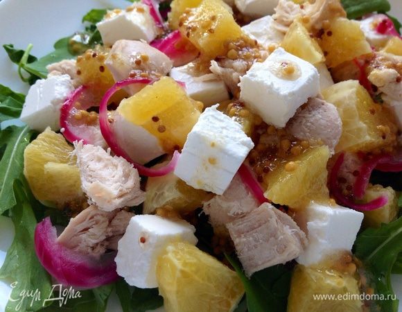 Полить заправкой каждую порцию салата,и подавать к столу!