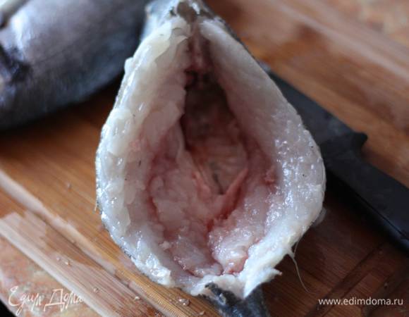 Удалить хребет вместе с внутренностями (хребет удобно вырезать при помощи ножниц).Тут вы можете поступить так: либо просто резко вырвать хребет, но тогда у вас останутся реберные кости, либо аккуратно потянув хребет, освободить все кости, они крупные, это не сложно, но есть потом удобнее))