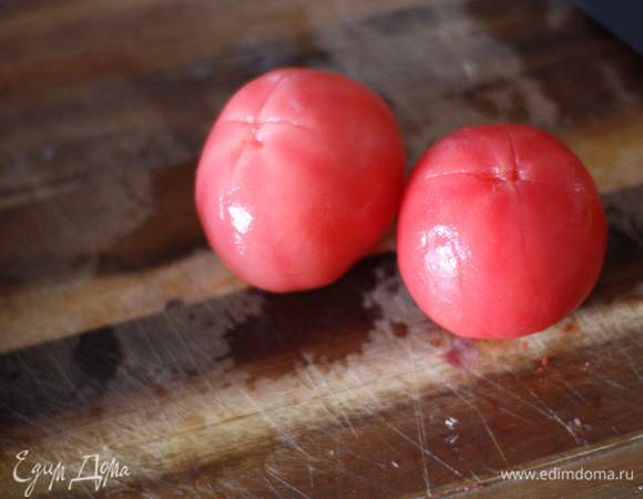 Начинка. На томатах сделаем надрез и поместим их в кипяток на 1 минуту, потом в ледяную воду (чтобы шкурка лучше снялась)