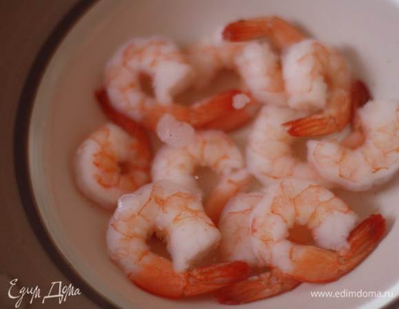 Креветки зальем кипятком. Очистим.