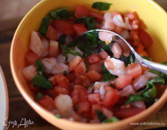 Снимаем шкурку с томатов, креветки чистим, все нарезаем кубиками. Смешиваем в миске, добавляем нарезанный базилик, солим.
