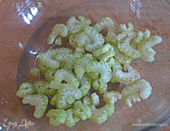 Вымыть и нарезать сельдерей кусочками.