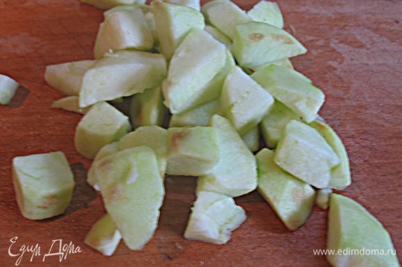 Вымыть, почистить и порезать яблоки кусочками. Яблоки и сельдерей сложить в салатницу и сбрызнуть лимонным соком.