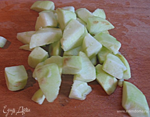 Вымыть, почистить и порезать яблоки кусочками.  Яблоки и сельдерей сложить в салатницу и сбрызнуть лимонным соком.