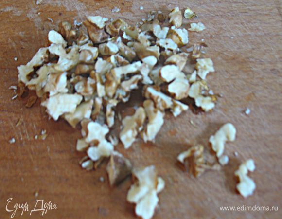 Орехи порубить, сыр натереть на терке или нарезать кусочками.