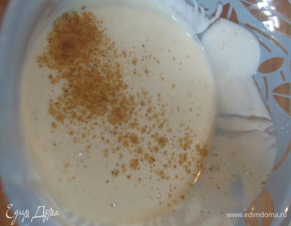 Для соуса перемешать йогурт с лимонным соком и красным молотым перцем, черным молотым перцем.  Главное не переборщить с лимонным соком. 