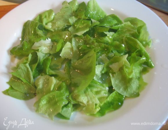 Листья зеленного салата вымыть высушить, нарвать на кусочки. Порванный салат заправить оливковым маслом и лимонным соком. 