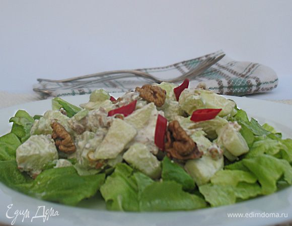 Выложить листья салата на тарелку, сверху смесь из  яблок, сыра, орехов.  Посыпать салат кусочками красного острого перца (тогда можно не солить). 