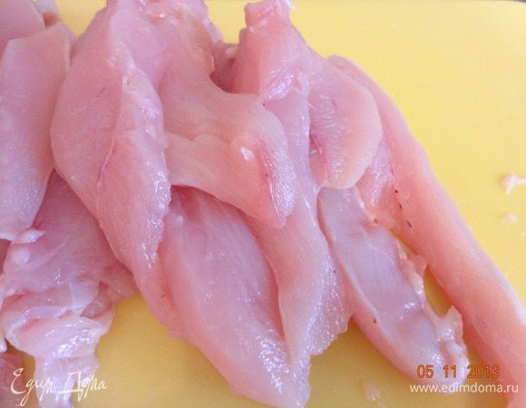 Куриное филе промыть, обсушить, нарезать полосками поперек волокон толщиной 1-2 см. Переложить в миску, добавить чуть взбитое яйцо, соль, смесь перцев, хорошо перемешать.