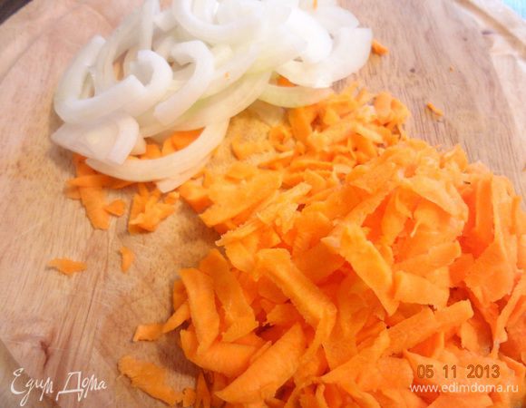 Овощи очистить, морковь и сыр натереть на крупной терке, лук - полукольцами, зелень мелко порубить.