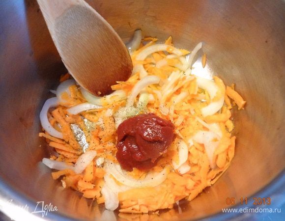 На сковороде разогреть растительное масло, пассеровать овощи минуты 4-5, добавить томатную пасту, соль, смесь перцев, хорошо перемешать и переложить в форму для запекания (15-17 см в диаметре). Я делаю все сразу в небольшом сотейнике, который можно потом поставить в духовку.