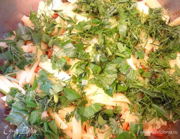 На пассеровку выложить равномерно сыр, затем зелень.