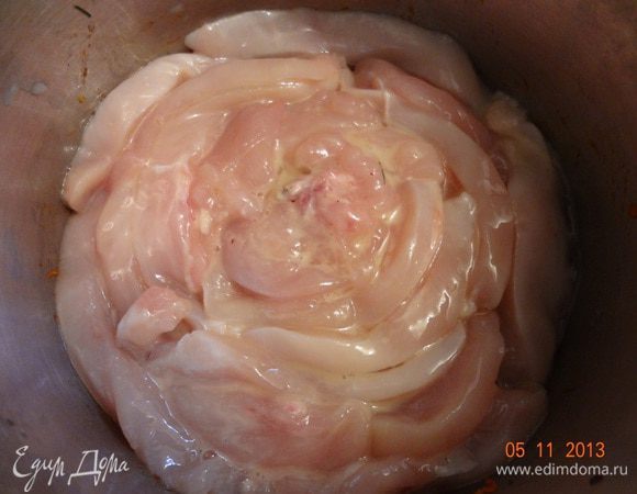 Полоски филе уложить поверх овощей в виде розочки, начиная от центра к краям. Чем плотнее укладывать "лепесточки", тем красивее будет в готовом виде.