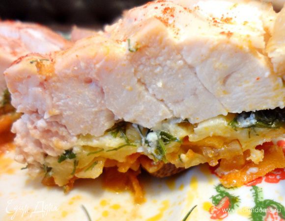 Отправить в разогретую до 180 С духовку на 25-30 минут, можно потом включить гриль на 2-3 минуты, чтобы верх подрумянился. Готовую розочку вынуть, немного остудить и можно нарезать на порции. Если дать постоять 20-30 минут, будет лучше держать форму. 