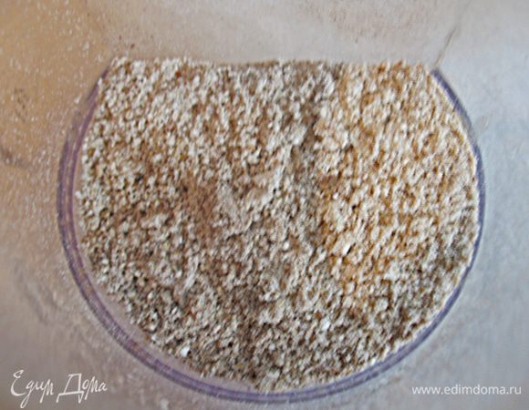 Сделать из овсяных хлопьев и семени льна муку. Я это сделала на кофемолке.  