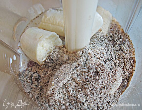 Сложить в чашу блендера клюкву, банан, молоко (кефир), овсяно-льняную муку, сахарную пудру (я не клала).  Взбить до однородного состояния. 