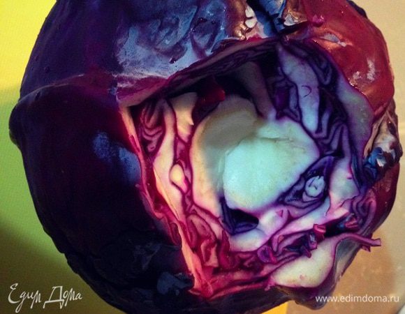 У капусты вырезаем кочерыжку,