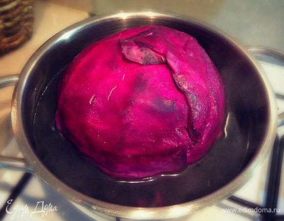 кочан капусты бланшируем в подсоленной воде минут 25.... выкладываем на дуршлаг, оставляем остывать....