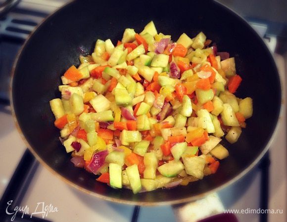 В глубокой сковороде на оливковом масле обжариваем мелко порубленные овощи....