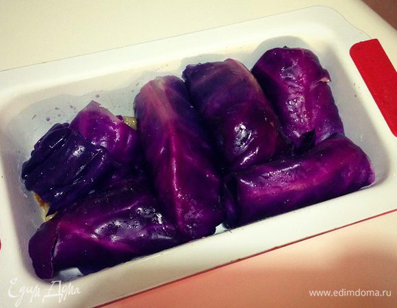 Отделяем от кочана листья и срезаем острым ножом утолщение середины листа.....  заворачиваем в листья овощную начинку....