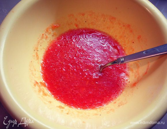 Помидоры отчищаем от кожуры пюрируем добавляем к ним оливковое масло чеснок выдавленный в чеснокодавке, соль, перец....перемешиваем....