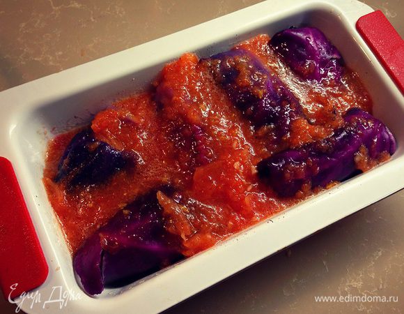 заливаем наши голубцы соусом и отправляем в разогретую духовку до 180-200 С....на 30-40 минут...