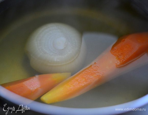 Отварить морковь с луком до полуготовности.