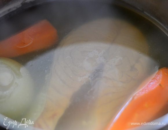 Добавить рыбку, посолить и проварить около 10 минут.