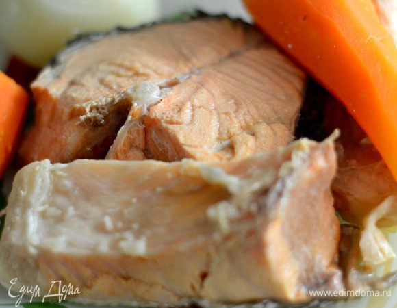 Вынуть овощи и рыбу,дать немного  остыть.