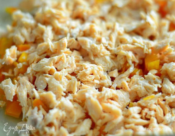 Удалить все косточки с лосося,нарезать морковь с рыбкой.