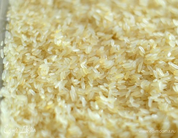 Выложить слой моркови с лососоем,на него промытый рис.