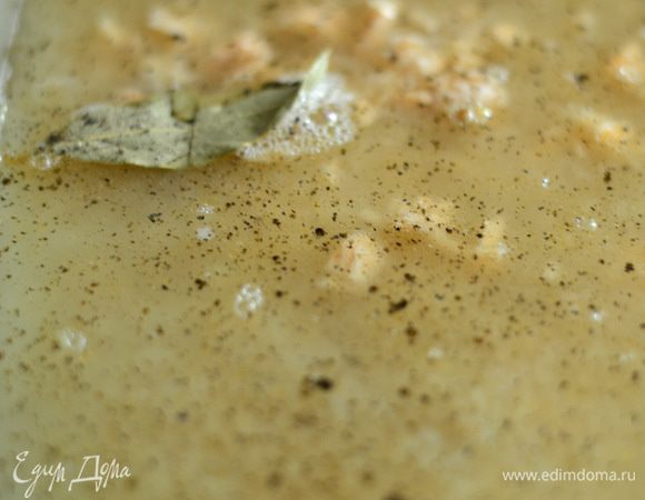 Вылить бульон,добавить лавровый лист,немного черного перца,накрыть форму фольгой или крышкой и готовить в духовке около 20 минут,затем выключить и дать еще плову  настояться!