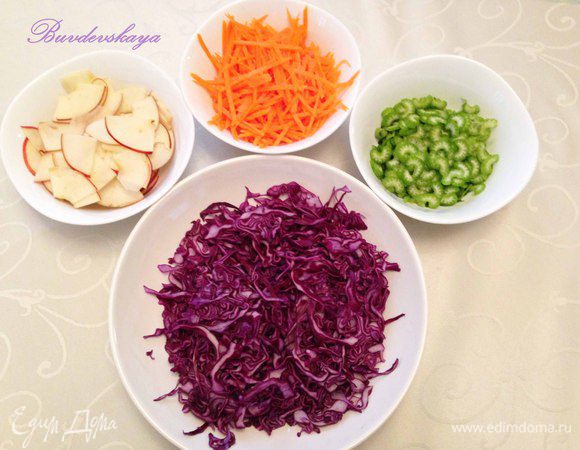 1.	Капусту нашинковать очень тонко, можно воспользоваться специальной теркой. Капусту положить в большую миску, немного посолить и помять руками. Морковь вымыть, очистить и натереть на крупной терке (или соломкой). Яблоко вымыть, вырезать сердцевину и нарезать тоненькими дольками. Стебли сельдерея также нарезать тонко.