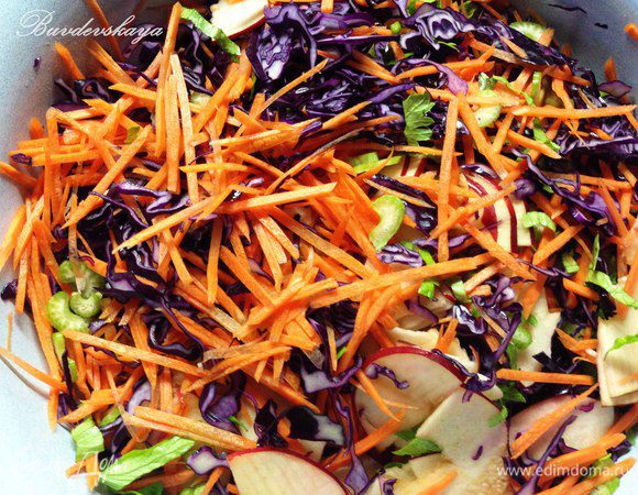 3.	Смешать все овощи, посолить, поперчить, полить заправкой и тщательно перемешать.  Накрыть миску пищевой пленкой и дать настояться минут 15.