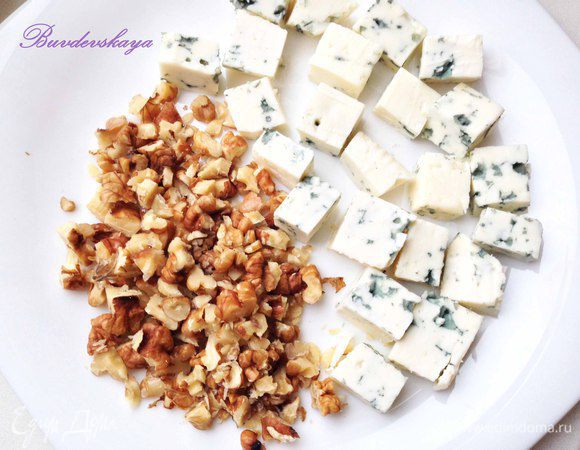 4.	Нарезать сыр небольшими кубиками и порубить орехи. В салат добавить клюкву и орехи, аккуратно перемешать.  Сверху украсить кубиками голубого сыра. ENJOY! 