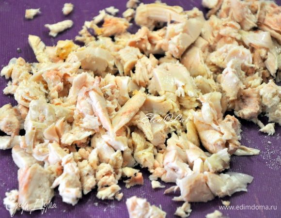 Готовится салат чрезвычайно просто. 
Курицу отварить, охладить и нарезать не мелко.
