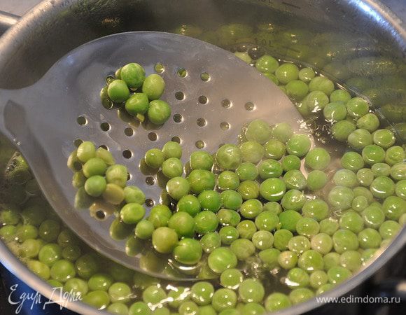 Горошек сварить ,не размораживая, до состояния мягкости. Это 5-7 минут.