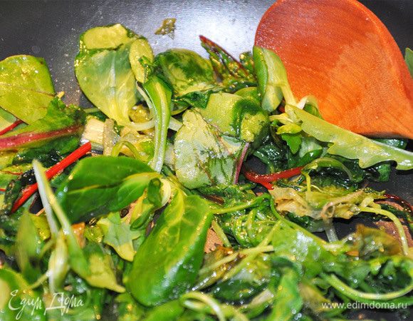 Салат обычный порвать на кусочки и вместе с остальными листьями слегка пассировать на масле. Около минуты. 