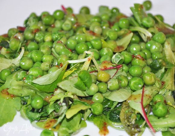 Выложить листья на блюдо. Сверху- горошек. Полить частью заправки, присолить