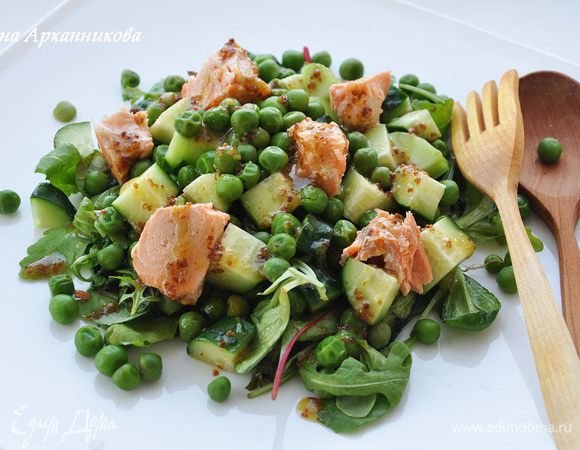 Выложить огурцы и семгу. Полить оставшейся заправкой.